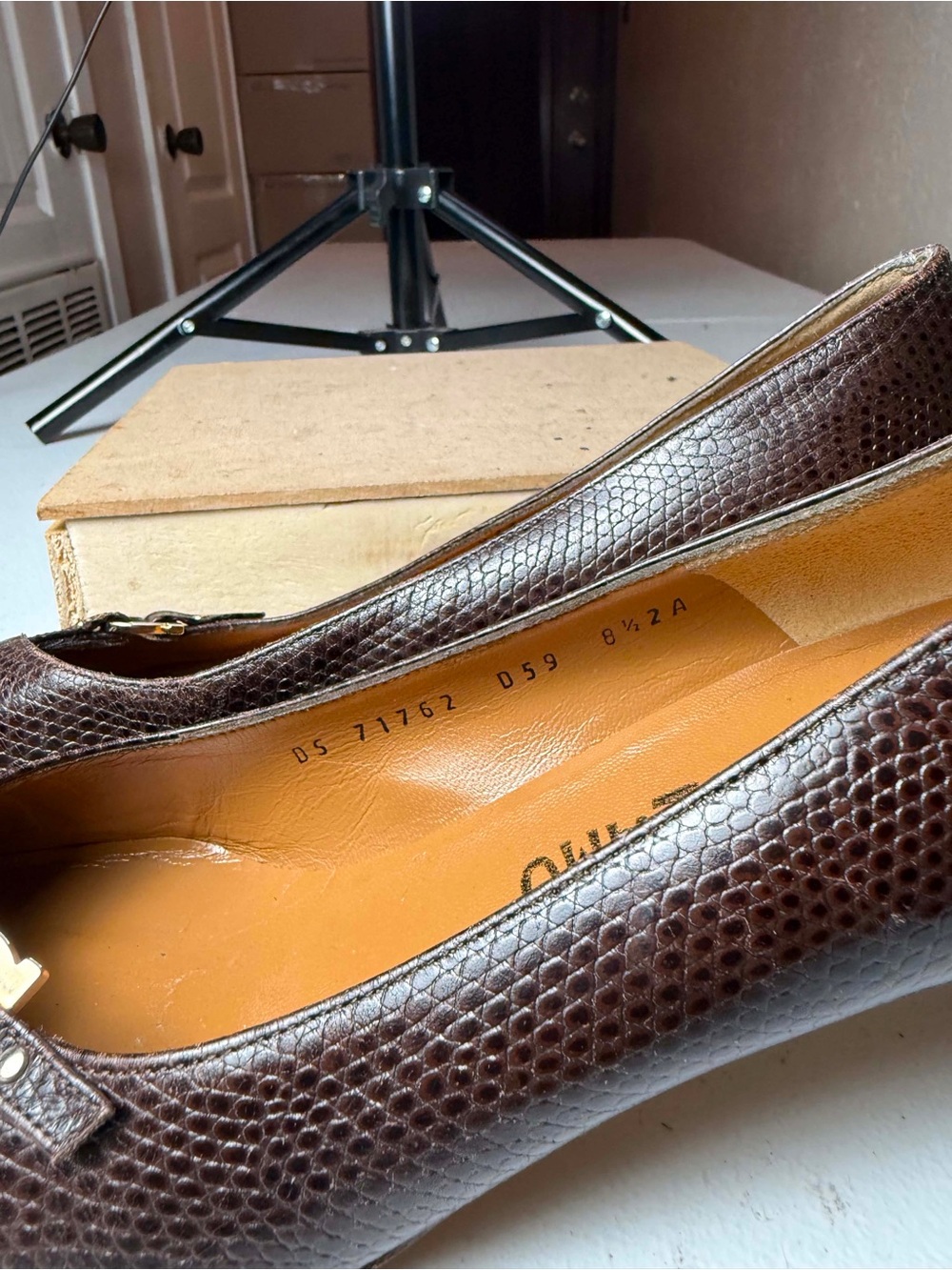 Ferragamo Ladies Leather Pump Reptile Skin Horseshoe Sz 8.5 Brown Heels - Picture 11 of 13
